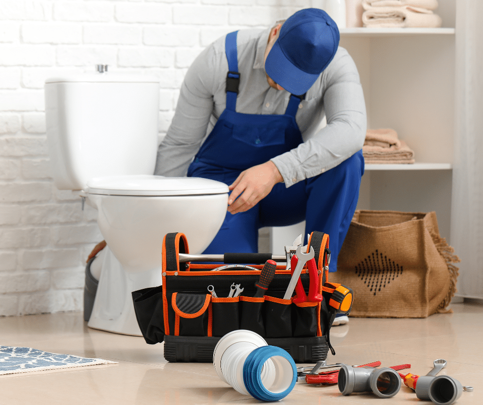 plombier qui répare des toilettes