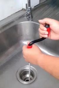 plombier débouchant une canalisation 